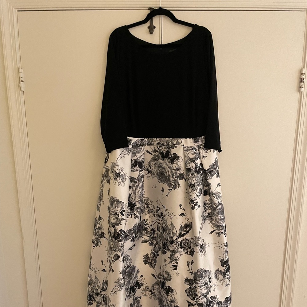 WORN ONLY ONCE! Adrianna Papell Ballgown US 22